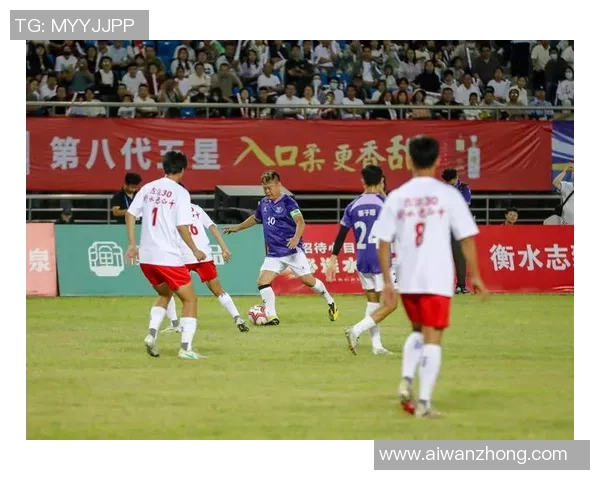 年轻足球明星帅气照片展现运动魅力与青春活力的完美结合